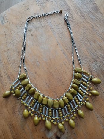 Joli collier jaune vert
