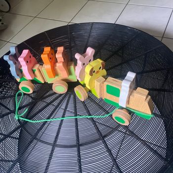 Train en bois avec animaux