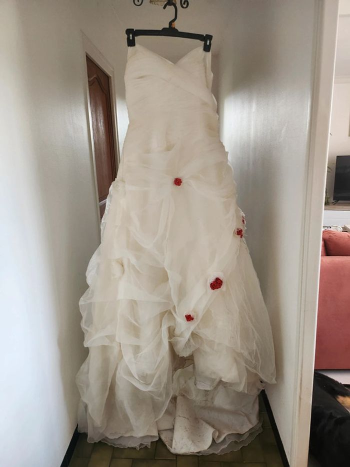 Robe de mariée cosmobella en bon etat taille 48 a 54 blanche avec roses rouges