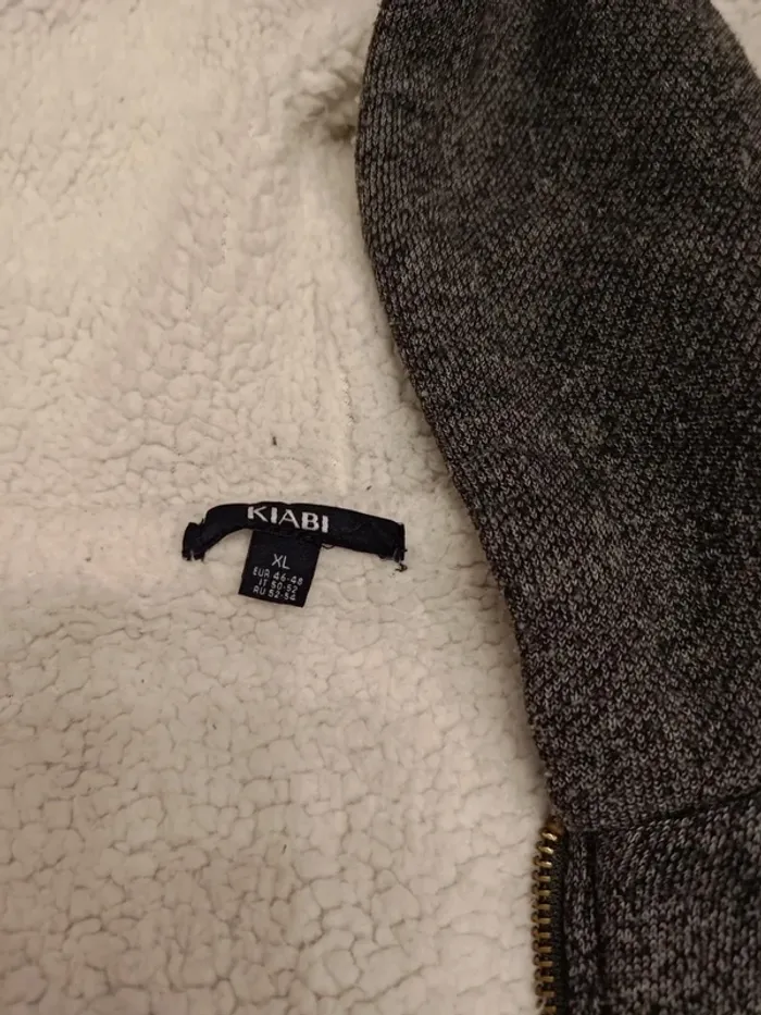 Veste grise et blanche - photo numéro 3
