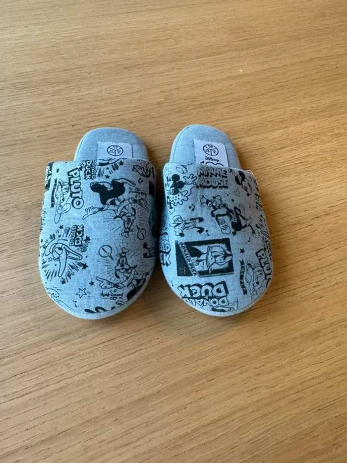 Chaussons Disney 100 Mickey et ses amis gris taille 27 neuf - photo numéro 3