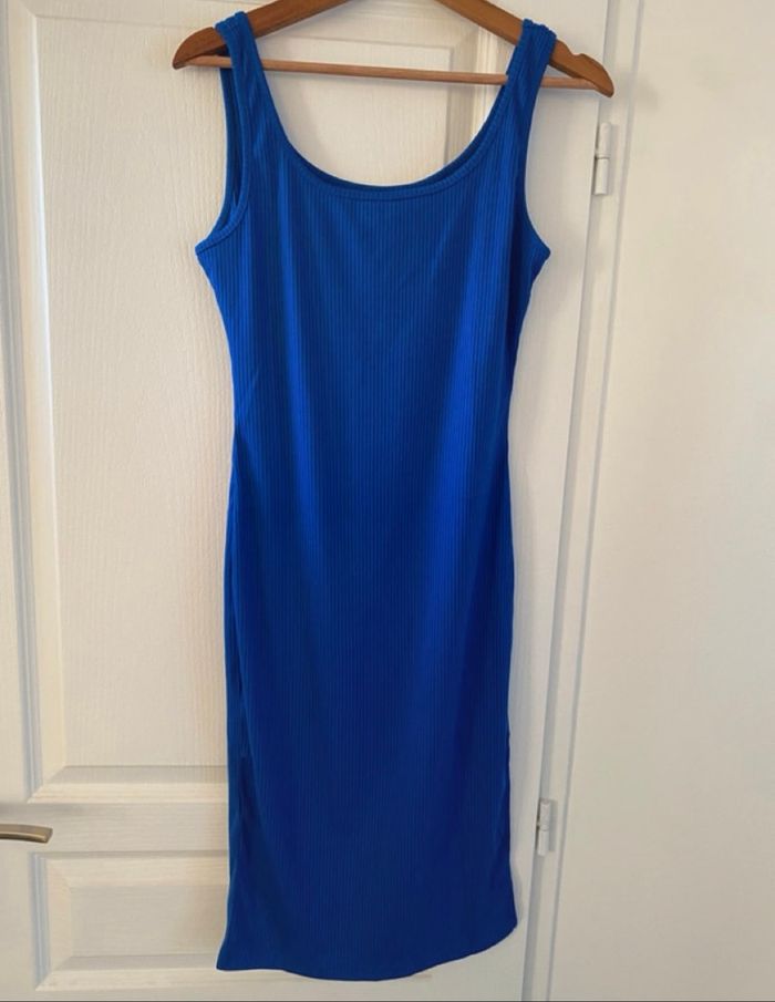 Lot de 2 robe exactement pareil en bleu et noir