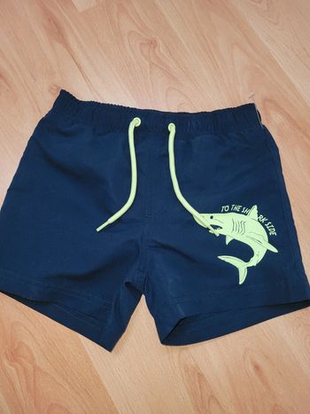 Short de bain requin neuf sans étiquette 5 ans