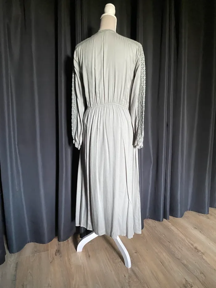 Robe verte avec motifs ajourés - photo numéro 4