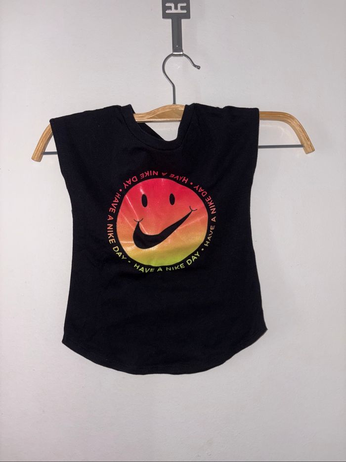 T-shirt Nike fille taille 3 ans en très bon état. - photo numéro 3