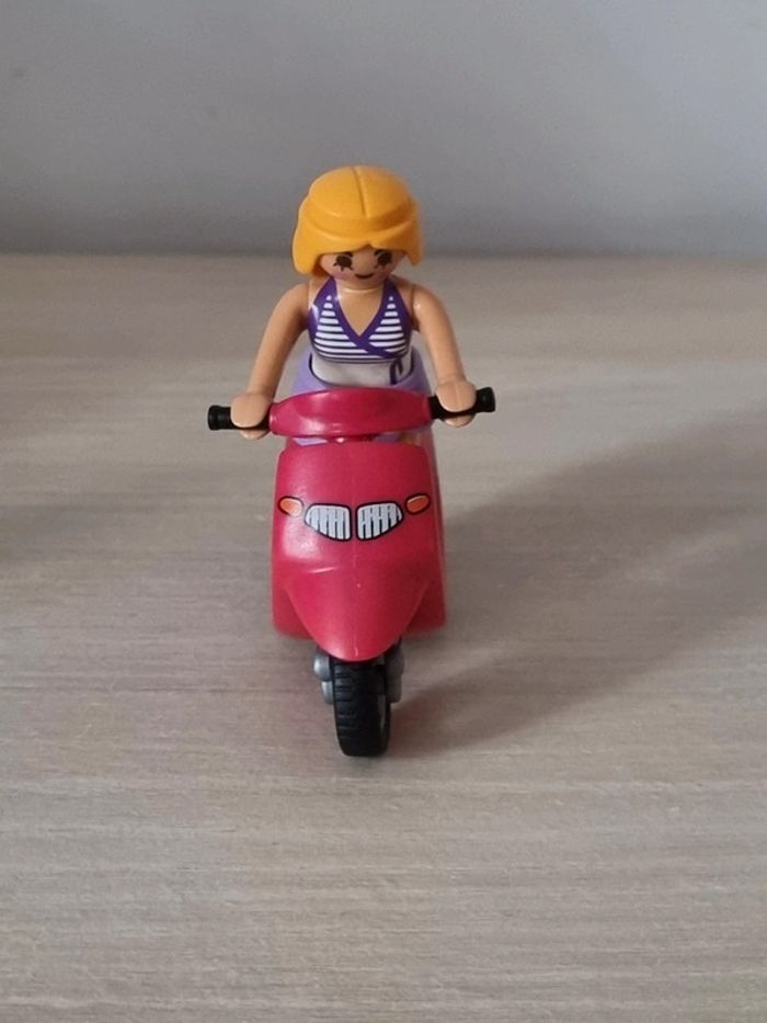 Vacancière avec scooter - Playmobil - 9084
