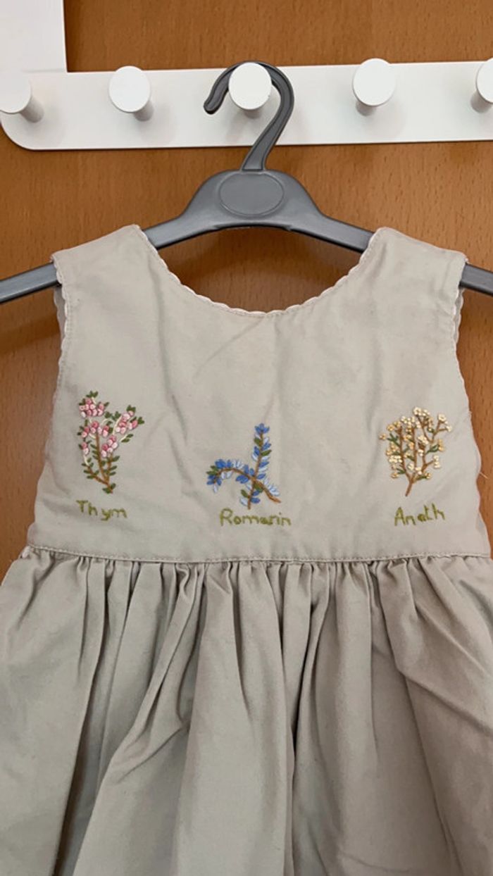 Très jolie robe évasée « thym, romarin, aneth » en taille 2 ans - photo numéro 2