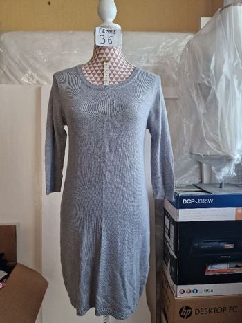 Robe, grise, en viscose/polyamide, en très très bon état, longueur 85cm, marque Women only =4€