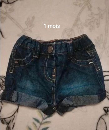 Short en jean de la marque Kiabi en taille 1 mois en très bon état très peu servi