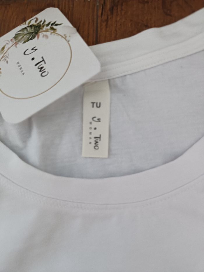 Tee shirt blanc avec flocage - photo numéro 3