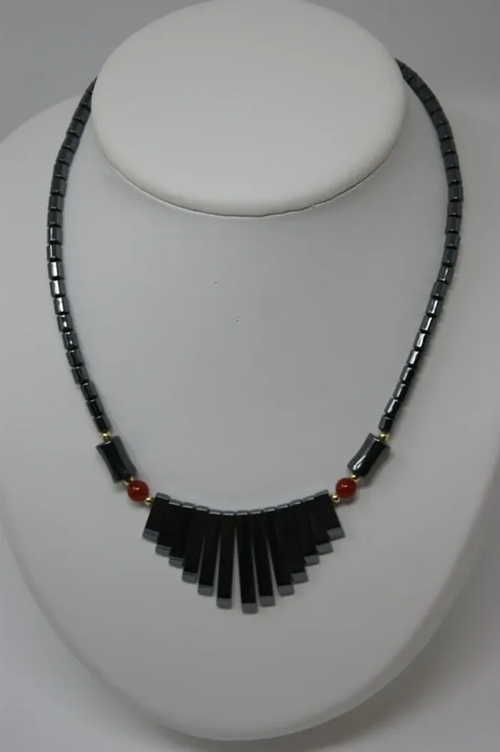 Collier plastron en Hématite