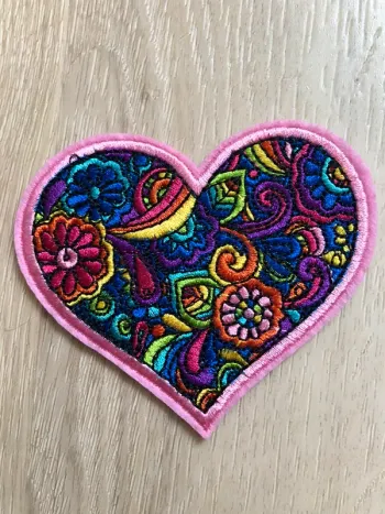 Écusson patch brodé coeur fleurs