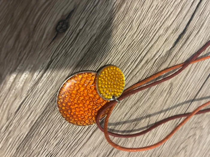 Collier avec pendentif rond orange - photo numéro 3