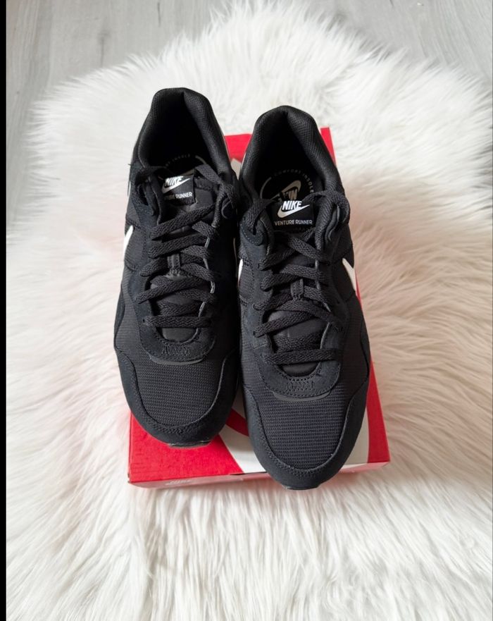 Baskets Nike Venture Runner – Taille 44,5 – noir/blanc – Neuf avec étiquette - photo numéro 4