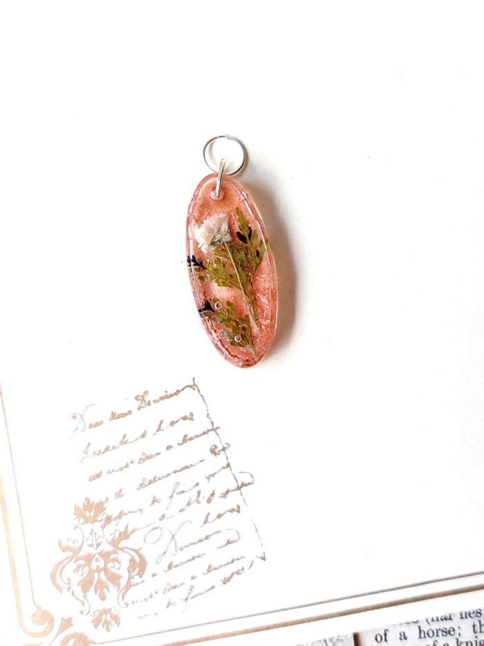 Magnifique pendentif en résine rose nacré - photo numéro 2