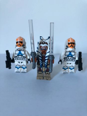Figurine type lego Jedi Ashoka et 2 clones de sa légion. Star Wars