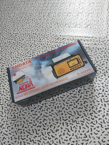 Radio d’urgence XHDATA D-608WB – Neuve avec boîte complète