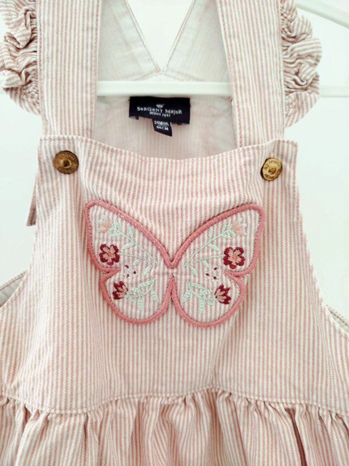 Robe salopette Sergent Major 24 mois rose, rayé, broderie papillon, look vintage craquant - photo numéro 2