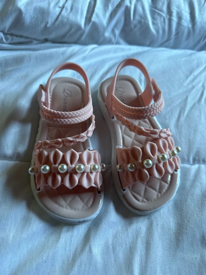 Jolies sandales neuves pointure 24