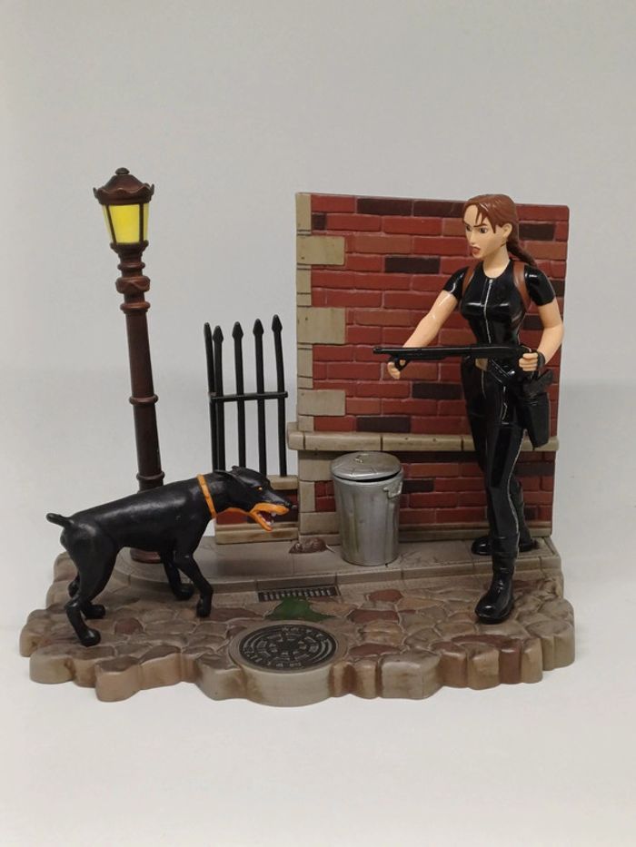 Rare Figurine Tomb Raider Lara Croft + Doberman + Diorama Moto Playmates 1999