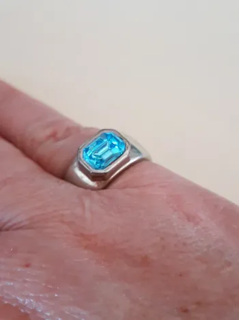 Bague fantaisie argentée pierre bleue taille 52