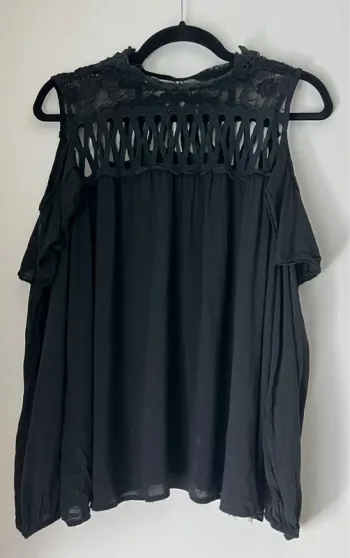 Blouse Noire Épaules Dénudées