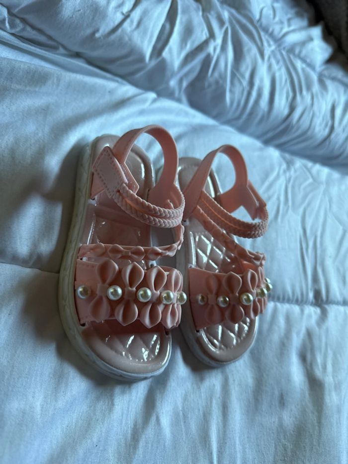 Jolies sandales neuves pointure 24 - photo numéro 2