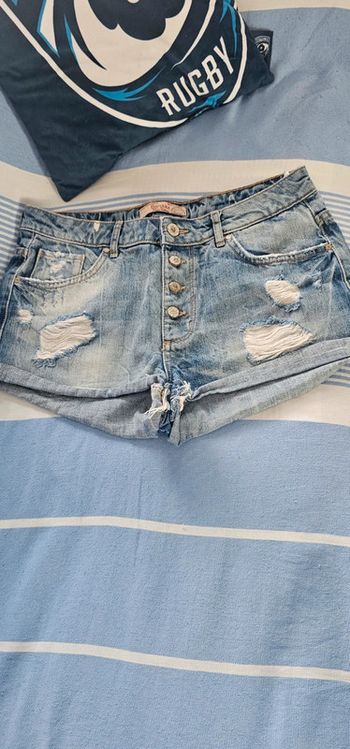 Short jean troué Bershka taille 38