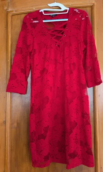Robe à dentelle rouge