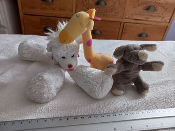 Lot de 3 peluches. Chiens et girafe