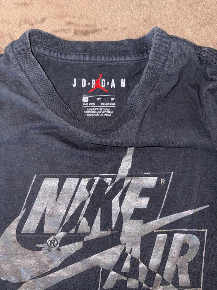 Tee shirt Nike air Jordan taille 3 ans noir en bon état. - photo numéro 3