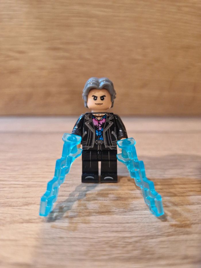 Figurine type lego Personnage série la sorcière rouge Wanda Marvel