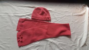 Bonnet et écharpe assortis rose
