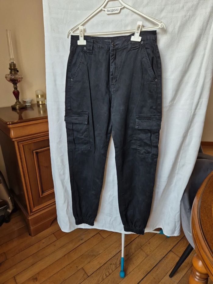 un pantalon cargo taille 40