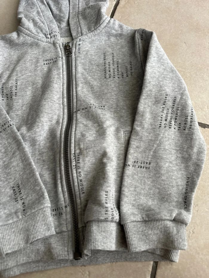 Pull Kiabi capuche 6 ans - photo numéro 3