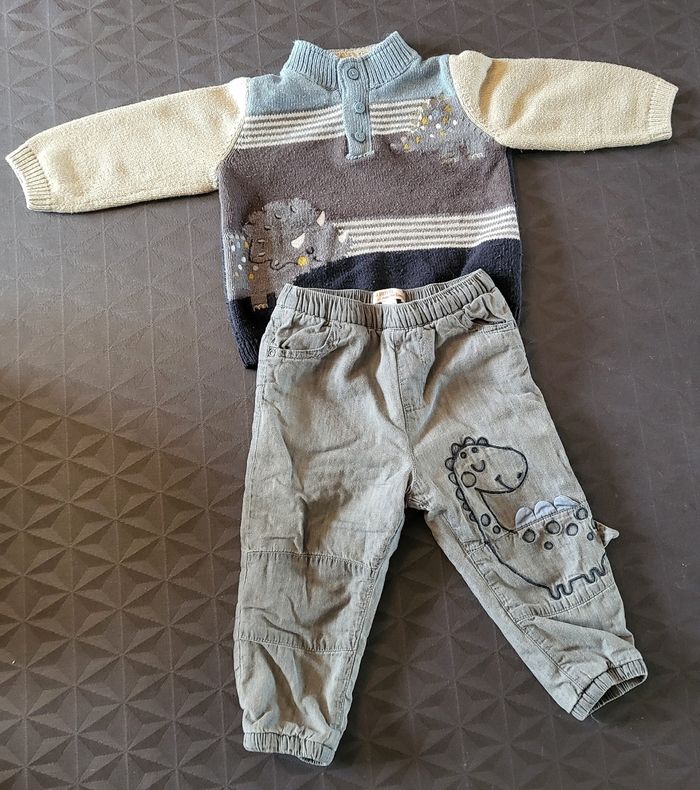 Ensemble DPAM 2 pantalons gris 1 pull gris dino 18mois9