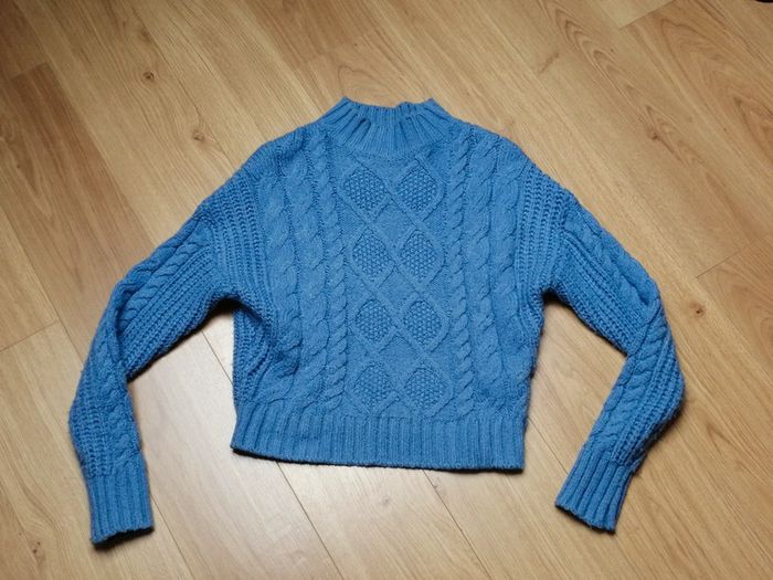 Pull en laine brodé bleu clair