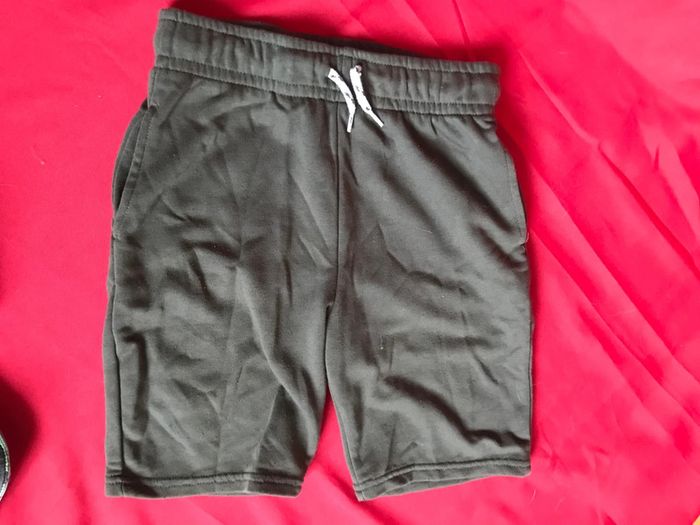 Lot de 2 panralons+1 shirt enfant taille 10 ans - photo numéro 10