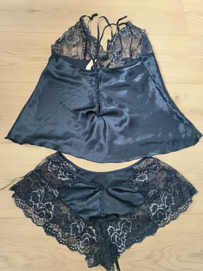 Ensemble lingerie satin dentelle bleu marine taille M/ L - photo numéro 2