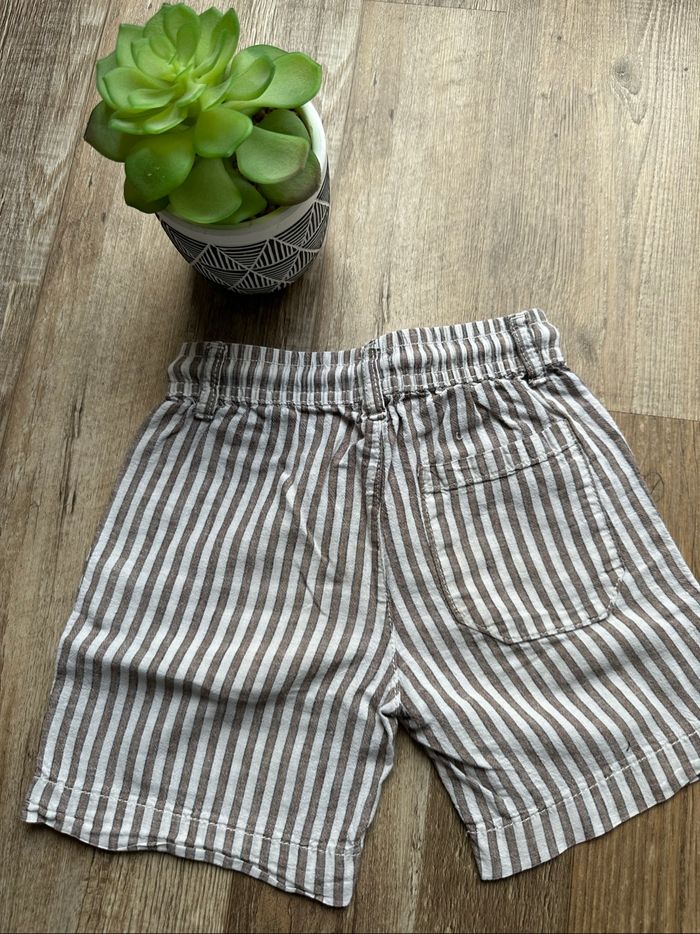 - Short Kiabi - 5 ans - bon état, petite tache - photo numéro 2