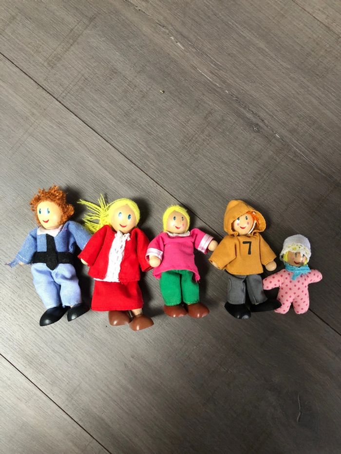 Petite famille de personnages articulés en bois