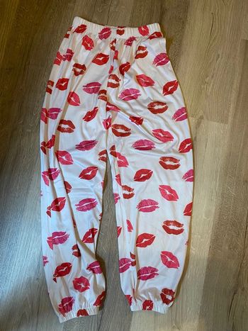 pantalon de pyjama large. À dessins bisous rouge et rose.