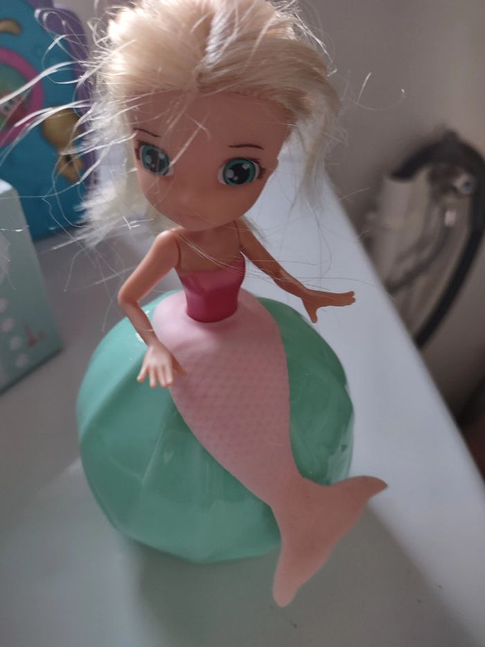 Poupée sirène qui se transforme en coquillage