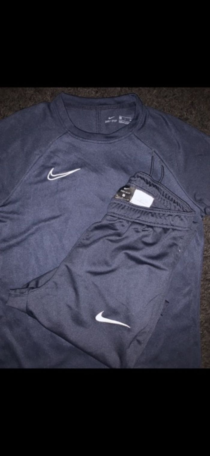 Ensemble nike neuf bleu marine pantalon et tee shirt mis à peine1fois - photo numéro 2