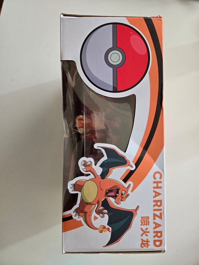 Figurine Pokemon Dracaufeu avec Pokeball. Neuf - photo numéro 2