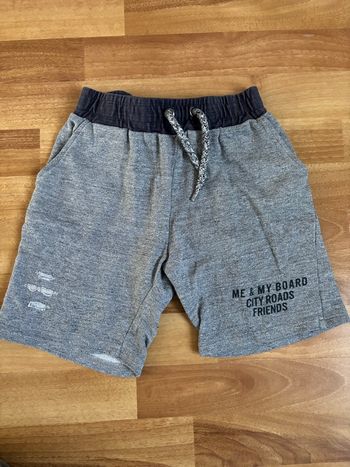 Short en coton Tape à l’œil 7 ans en très bon état 