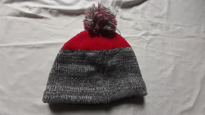 Bonnet polaire gris chiné et rouge à pompon