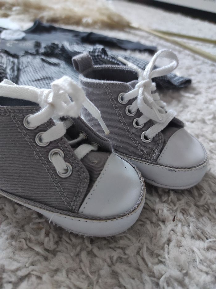 Lot robe 6 mois + converse - photo numéro 4