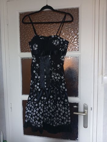Robe noire florale – Noir & blanc – Taille M – Bretelles réglables
