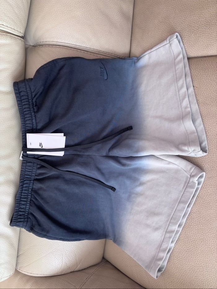 Short NIKE neuf avec étiquette taille  L - photo numéro 3